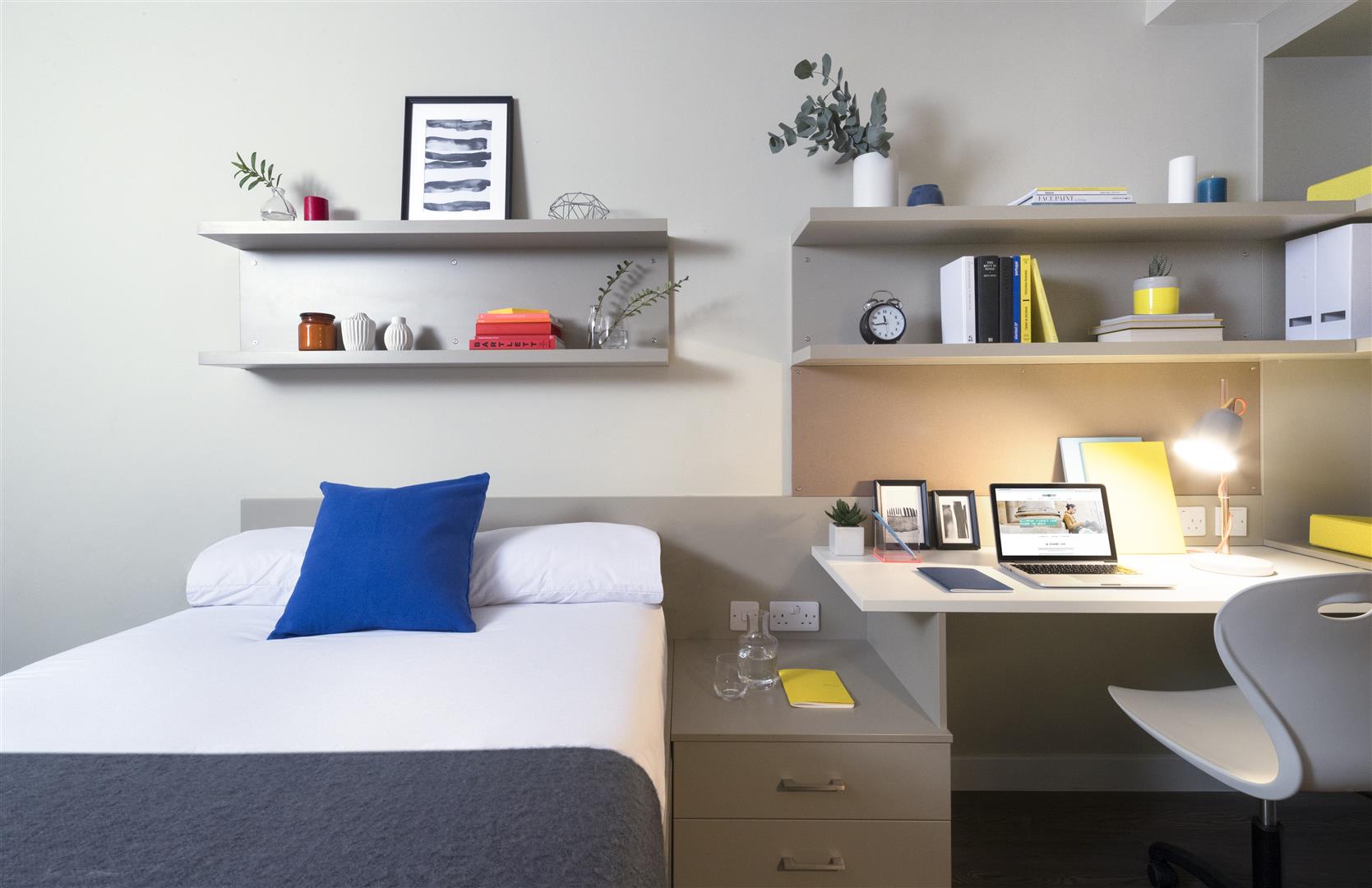 UrbSt_Melbourne_room_ dressed bed and desk area.jp