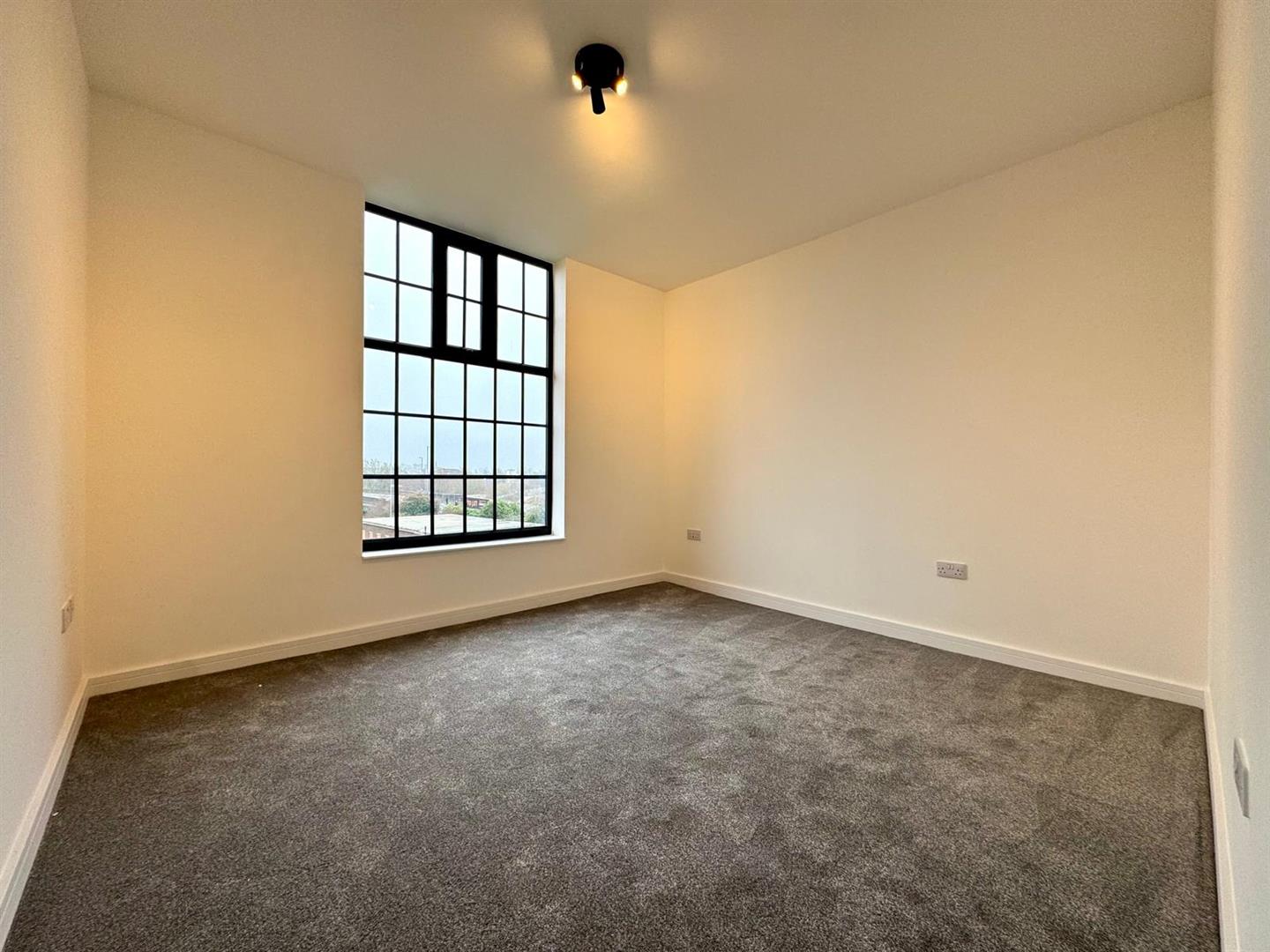 Second bedroom pic 1.jpeg