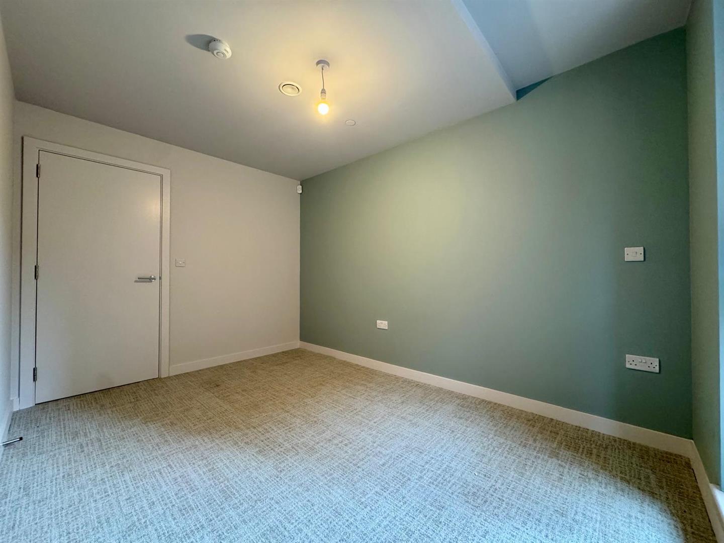 Second bedroom pic 2.jpeg