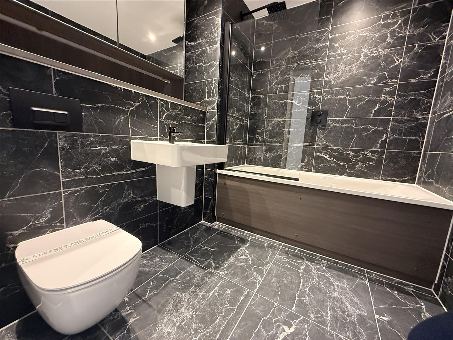 Main Bathroom..jpeg